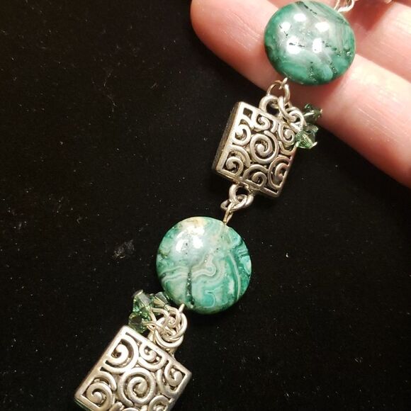 Marble Swirl Green Bead Silvertone Charm Bracelet - Picture 7 of 9